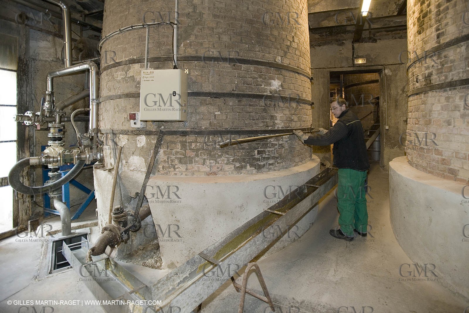 01 02 2007 - Salon de Provence - Fabrication traditionelle du savon de Marseille aux savonneries Marius Fabre - Vidage des cuves**01 02 2007 - Salon de Provence - Traditional soap of Marseille making at Marius Fabre soap maker - Tank transfer