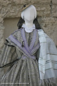 Mai 2004 - La Tour d'Aigues (FRA, 84) Costumes anciens pour l'exposition Femmes du Midi