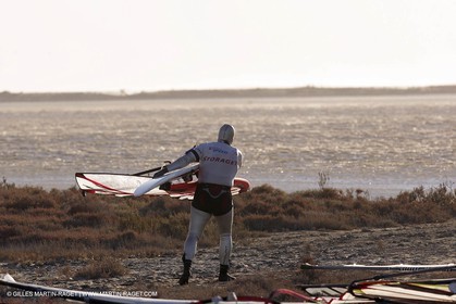 13 11 2004 - Les Saintes Maries de la mer (France) - Irish sailboarder Finian Maynard beat the overall sailing speed record with a run at 46,82 knts.