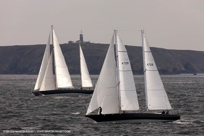 19 05 2010- Sein - (FRA,56)  -  Pen Duick III et Pen Duick VI dans le raz de Sein