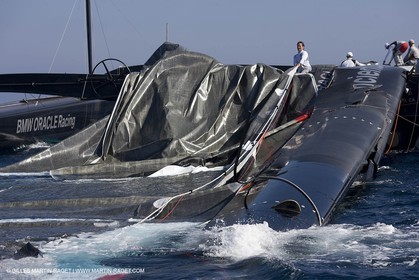 03 11 2009 - San Diego (USA, CA) - 33rd America's Cup - BMW ORACLE Racing - - BOR 90 dismasts when Trialing off San Diego