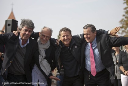 08 10 10 - St Sulpice (SUI) - Hydroptere.ch launch by helicopter -Patrick Aebischer (EPFL), Alain Thébault (skipper), Thierry Lombard (Banque Lombard-Odier),  Philippe Merk (Audemard Piguet)
