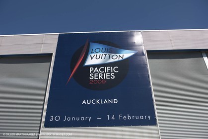 24 01 2009 - Auckland (NZL) - Louis Vuitton Pacific Series - BMW ORACLE Racing - Boat presentation to other teams