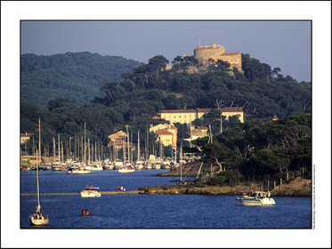 Produit : Tirage photo réalisé par nos soins sur imprimante jet d'encre professionnelle Epson à partir de 8 encres ultrachrome inaltérables (label Digigraphie).Formats au choix : . 30x40 cm. 50x70 cm. 80x120 cm.Choix des papiers :. Papier standard brillant 250 gr., filet noir, marge blanche, tirage non signé. Papier haut de gamme satiné 290 gr. filet noir, marge blanche, tirage vérifié et signé par l'auteur.. Autres supports (canvas, acrylique, dibond) sur demandeConditionnement : tube cylindrique renforcé.Options pour l'expédition : . colissimo + dépôt boîte aux lettres (France uniquement). Colissimo avec signature à réception. Transporteur express (2 jours ouvrés) avec signature à réceptionCliquez sur caddie pour sélectionner votre formule et démarrer la procédure de commande en ligne