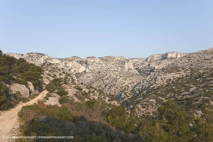 20 03 2009 - Marseille (FRA, 13) - Les Calanques - Crêtes de l'Estret - A d. : Vallon des rampes et Cirque des Pételins, àg. : Vallon de la réserve