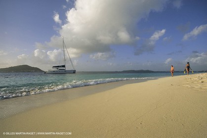 Voile, croisière,multicoque au mouillage