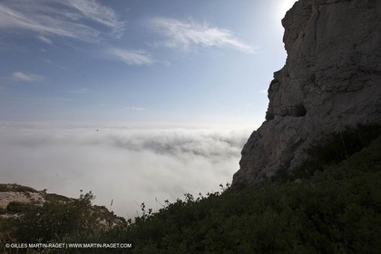 06 08 09 - Marseille - La neble - Brouillard sur les calanques et îles de Marseille