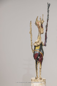 30 10 2023, Montpellier (FRA), oeuvre de Germaine Richier, Exposition Centre Pompidou - Musée Fabre 2023, L'échiquier grand 1959, Plâtre original peint, Pièce unique en 5 éléments. La reine : 228,5 x 44,5 x 33,5 cm;