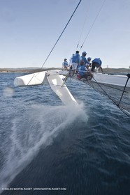 Samedi 5 septembre 2009 - Hyères (FRA, 83) - L'Hydroptère bat le record du monde de vitesse avec un run à 51,36 knts (sous réserve de ratification par le WSSRC)
