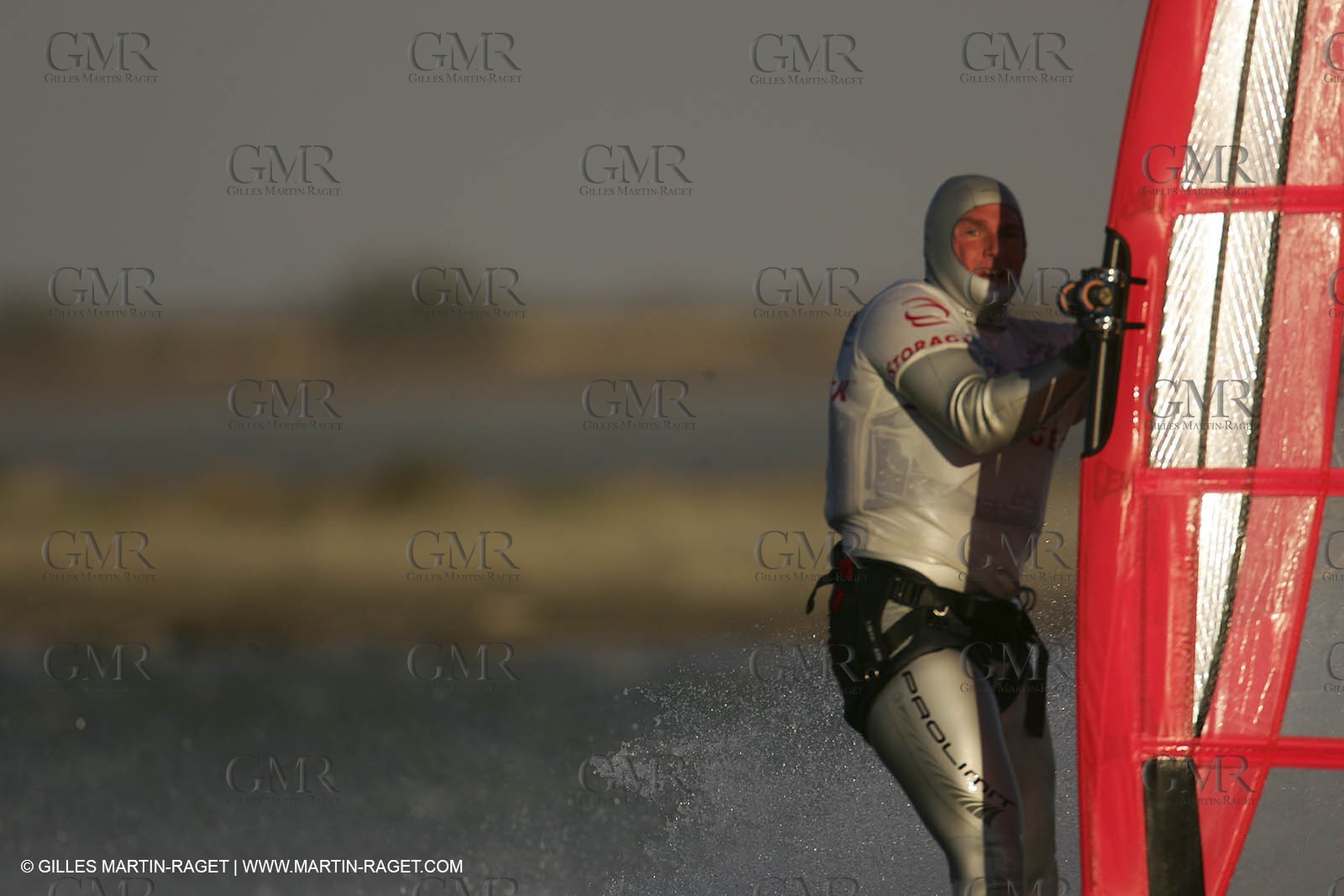 13 11 2004 - Les Saintes Maries de la mer (France) - Irish sailboarder Finian Maynard beat the overall sailing speed record with a run at 46,82 knts.