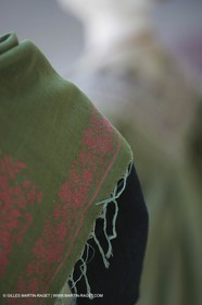 Mai 2004 - La Tour d'Aigues (FRA, 84) Costumes anciens pour l'exposition Femmes du Midi