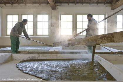 01 02 2007 - Salon de Provence - Fabrication traditionelle du savon de Marseille aux savonneries Marius Fabre - Coulée dans les bacs**01 02 2007 - Salon de Provence - Traditional soap of Marseille making at Marius Fabre soap maker - soap sent in open tanks