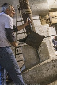 14 11 2015, Saint-Etienne du Grès (FRA,13), fabrication traditionelle de l'huile d'olive au moulin de la Croix