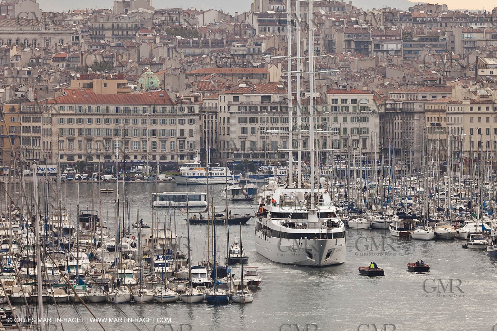 23 10 2010 - Marseille (FRA,13) - Le Ponant - Arrival in Marseille and entrance in the historical port