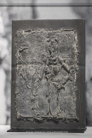 30 10 2023, Montpellier (FRA), oeuvre de Germaine Richier, Exposition Centre Pompidou - Musée Fabre 2023, Eve dans le jardin d'Eden 1953,, Relief en plomb, Pièce unique, 39 x 27 x 3 cm, Collection particulière