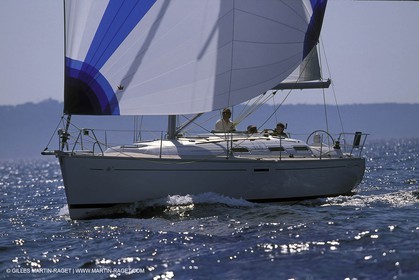Crusing monohull sailing