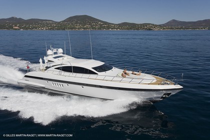 06 09 2007 - Saint Tropez (FRA, 83) - Superyachts - Motoryachts - Mangusta 92 Triple Fun à Saint Tropez - Au mouillage devant le Club 55 à la plage de Pampelonne