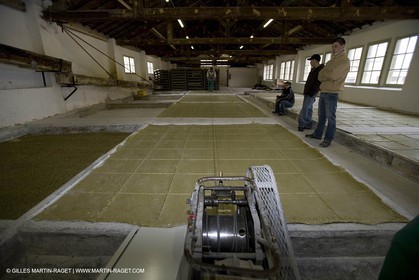07 02 2007 - Salon de Provence - Fabrication traditionelle du savon de Marseille aux savonneries Marius Fabre - Découpe**07 02 2007 - Salon de Provence - Traditional soap of Marseille making at Marius Fabre soap maker - Cutting