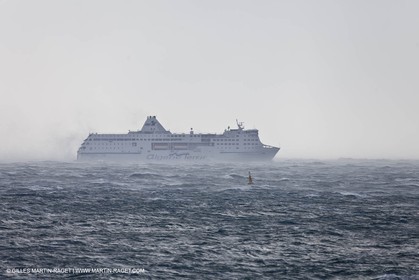 25 10 2010 - Marseille (FRA,13) - Navires au mouillage en raison d'un grève du personnel portuaire