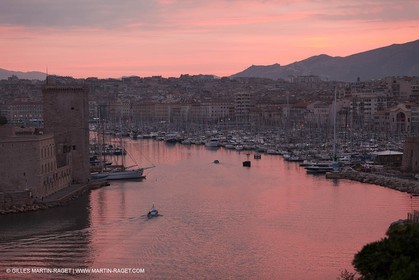 23 10 2010 - Marseille (FRA,13) - Le Ponant - Arrival in Marseille and entrance in the historical port