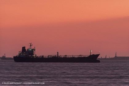 Monde maritime, opérations porturaires, ports, manoeuvres, marine world, harbour operations, maritime shipping,