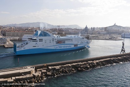 14 01 2012 - Marseille (FRA,13) - Compagnie La Méridionale - le Piana devant Marseille et les Calanques
