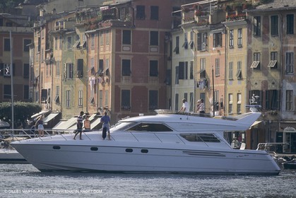 Powerboating, cruising