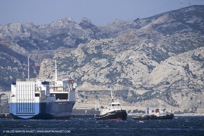 Monde maritime, opérations porturaires, ports, manoeuvres, marine world, harbour operations, maritime shipping,