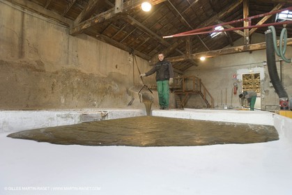 01 02 2007 - Salon de Provence - Fabrication traditionelle du savon de Marseille aux savonneries Marius Fabre - Coulée dans les bacs**01 02 2007 - Salon de Provence - Traditional soap of Marseille making at Marius Fabre soap maker - soap sent in open tanks