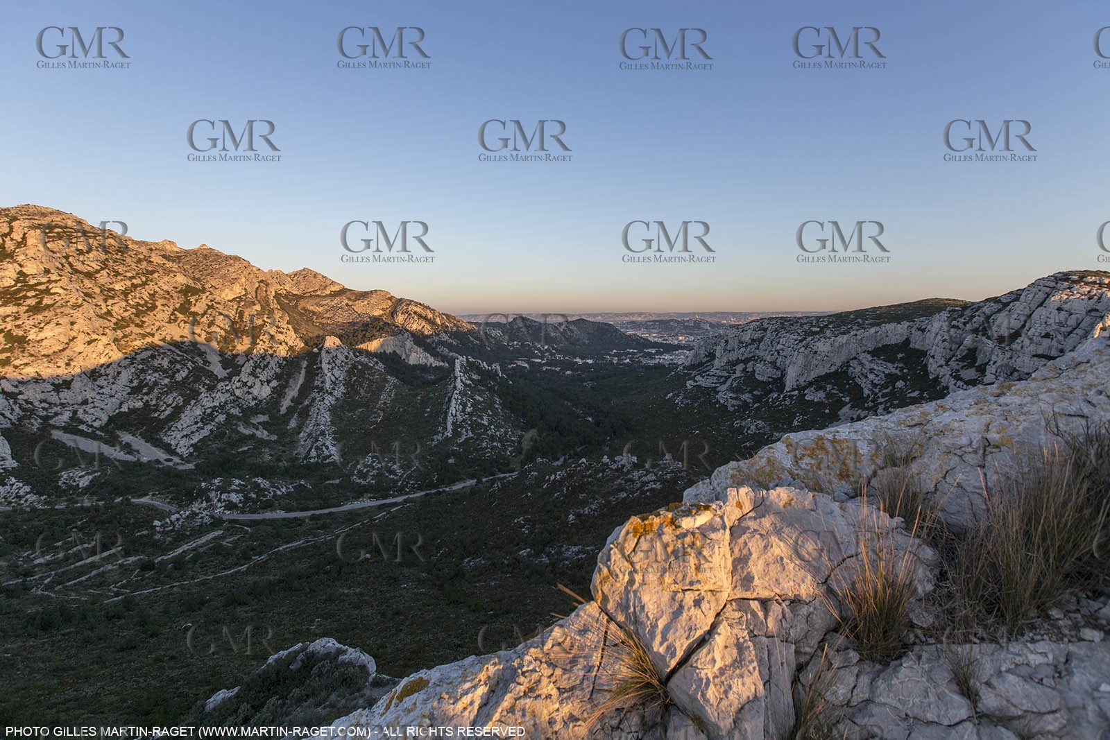 05 03 2015, Marseille (FRA,13), Col de Sormiou, Marseilles as seen from Sormiou pass