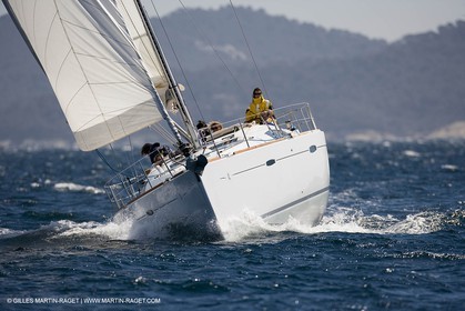 Crusing monohull sailing