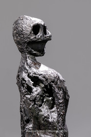 02 05 2023, Paris (FRA), oeuvre de Germaine Richier, Exposition Centre Pompidou 2023,  Le Berger des Landes 1951, Bronze Patiné foncé, Fondeur : C Valsuani, Paris, 149 x 80 x 60 cm, Louisiana Museum of Modern Art,  Humleback, Donation The New Carlsberg Foundation