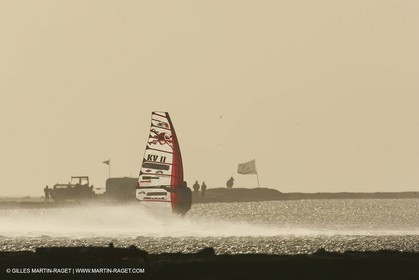 13 11 2004 - Les Saintes Maries de la mer (France) - Irish sailboarder Finian Maynard beat the overall sailing speed record with a run at 46,82 knts.