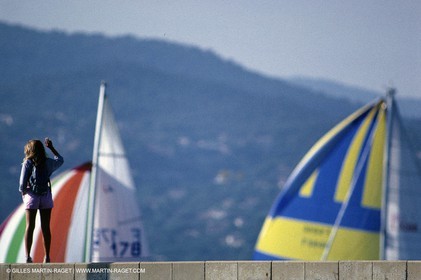 Crusing monohull sailing