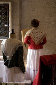 04 03 2007 - Arles - Queen of Arles and her assistants - winter costume trials