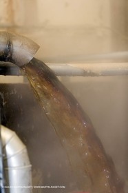 01 02 2007 - Salon de Provence - Fabrication traditionelle du savon de Marseille aux savonneries Marius Fabre - Déversoir des huiles**01 02 2007 - Salon de Provence - Traditional soap of Marseille making at Marius Fabre soap maker - Oil tap