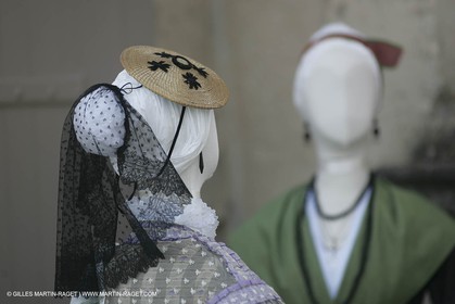Mai 2004 - La Tour d'Aigues (FRA, 84) Costumes anciens pour l'exposition Femmes du Midi