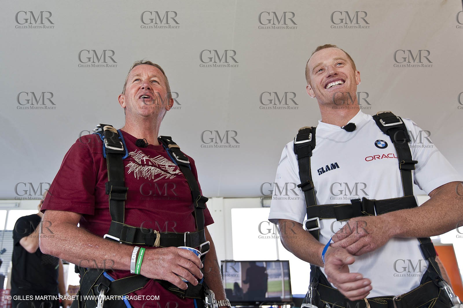 21 11 2010 - Dubai (UAE) - Dubai Louis Vuitton Trophy -  - Day off - James Spithill and Peter Lester go paragliding