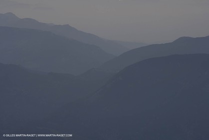01 09 2007 - sommet du Mont Ventoux (FRA, 84) - Vue vers le nord vers la Haute Provence et les Alpes du Sud (Massuf de l'Oisans)