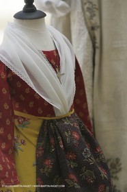 Mai 2004 - La Tour d'Aigues (FRA, 84) Costumes anciens pour l'exposition Femmes du Midi