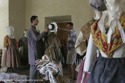 Mai 2004 - La Tour d'Aigues (FRA, 84) Costumes anciens pour l'exposition Femmes du Midi