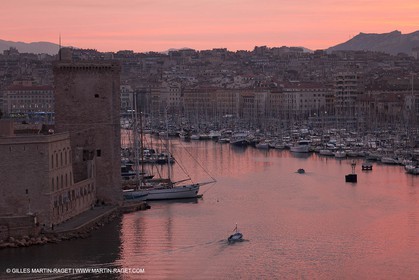 23 10 2010 - Marseille (FRA,13) - Le Ponant - Arrival in Marseille and entrance in the historical port