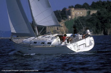 Crusing monohull sailing