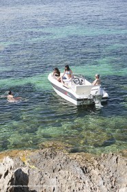 Bateau à Moteur au mouillage