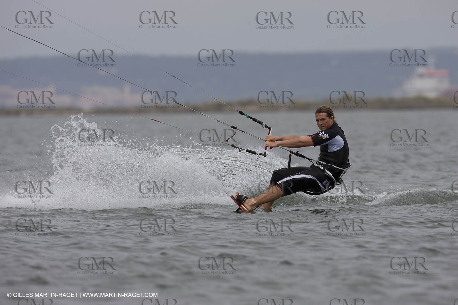 08 05 2008 - Port Saint Louis du Rhône (FRA, 13) - kite surfer Alexandre Caizergues training