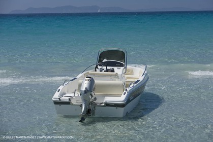 Bateau à Moteur au mouillage