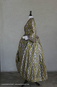 Mai 2004 - La Tour d'Aigues (FRA, 84) Costumes anciens pour l'exposition Femmes du Midi