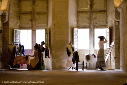 04 03 2007 - Arles - Queen of Arles and her assistants - winter costume trials