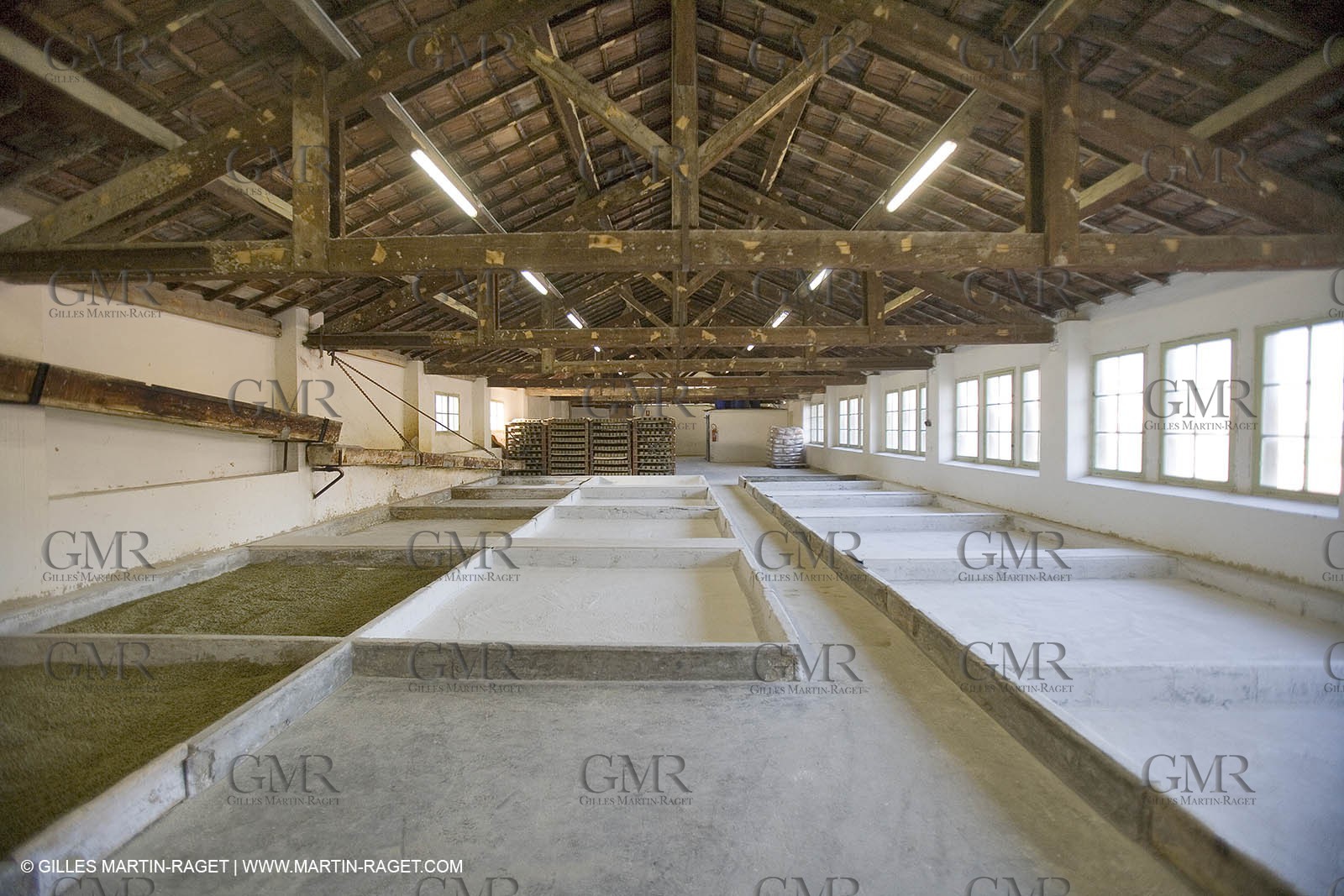 01 02 2007 - Salon de Provence - Fabrication traditionelle du savon de Marseille aux savonneries Marius Fabre**01 02 2007 - Salon de Provence - Traditional soap of Marseille making at Marius Fabre soap maker