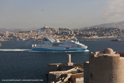 14 01 2012 - Marseille (FRA,13) - Compagnie La Méridionale - le Piana devant Marseille et les Calanques